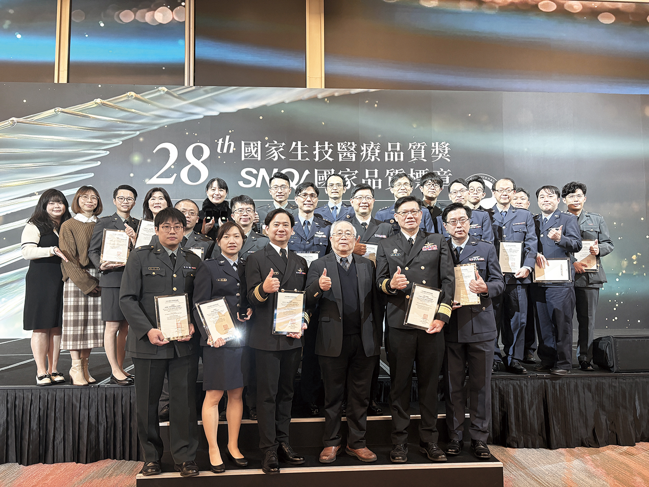 圖4陳宏ㄧ前局長與本院獲獎團隊合影